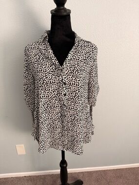 Button up black and white blouse